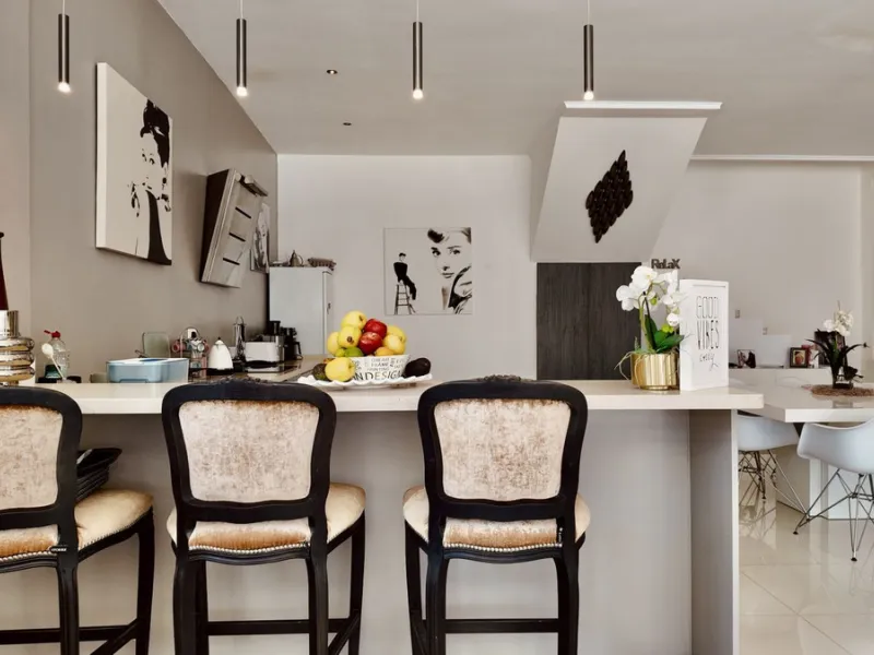 An exceptional bright, spacious and contemporary villa. This four double bedroom property is situated in Nueva Andalucia, one of the best areas of Marbella and within walking distance to the prestige Puerto Banus, beaches, restaurants and other amenities 