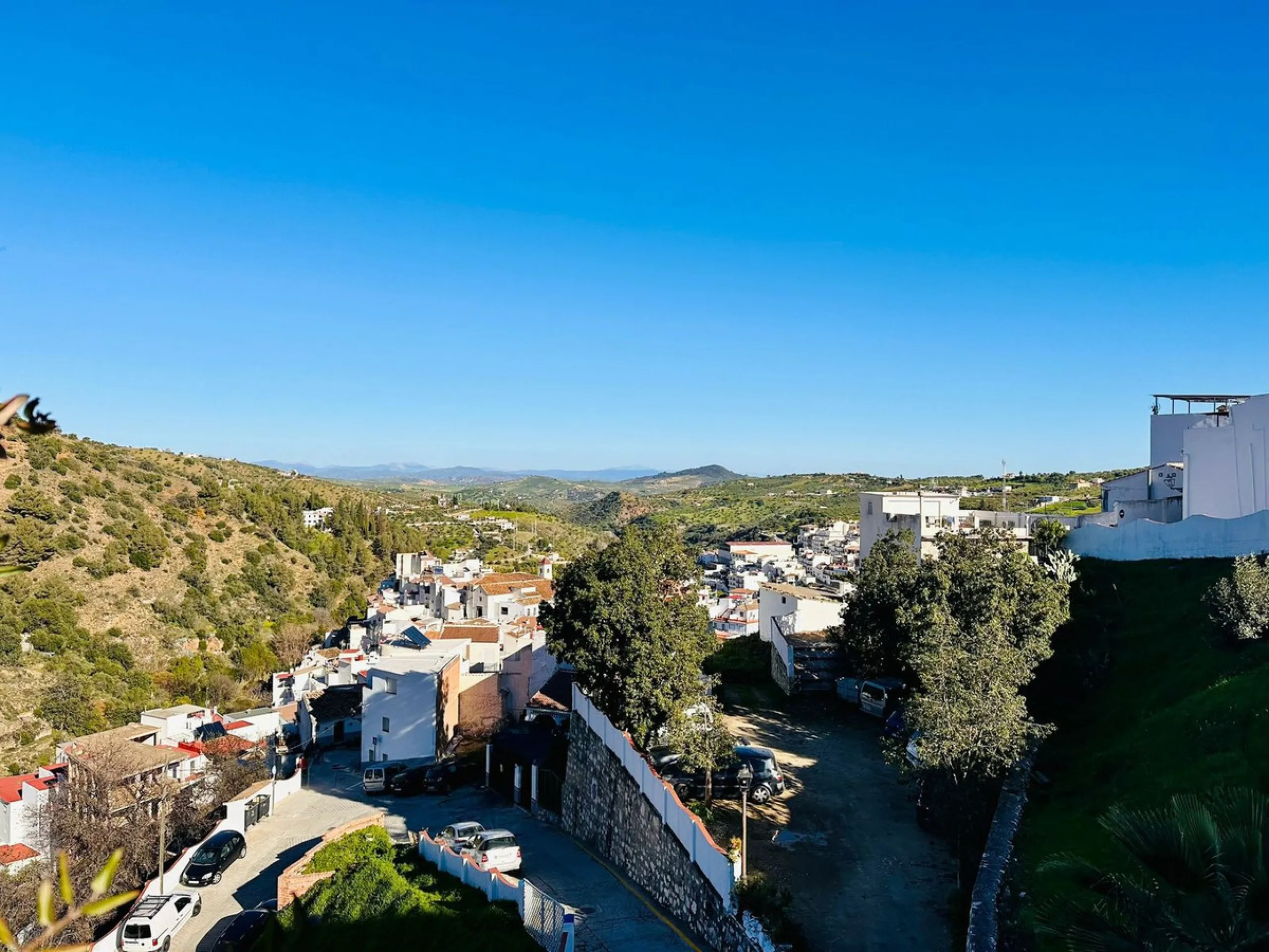 Charming Multi-Level Property with Panoramic Mountain Views in Tolox