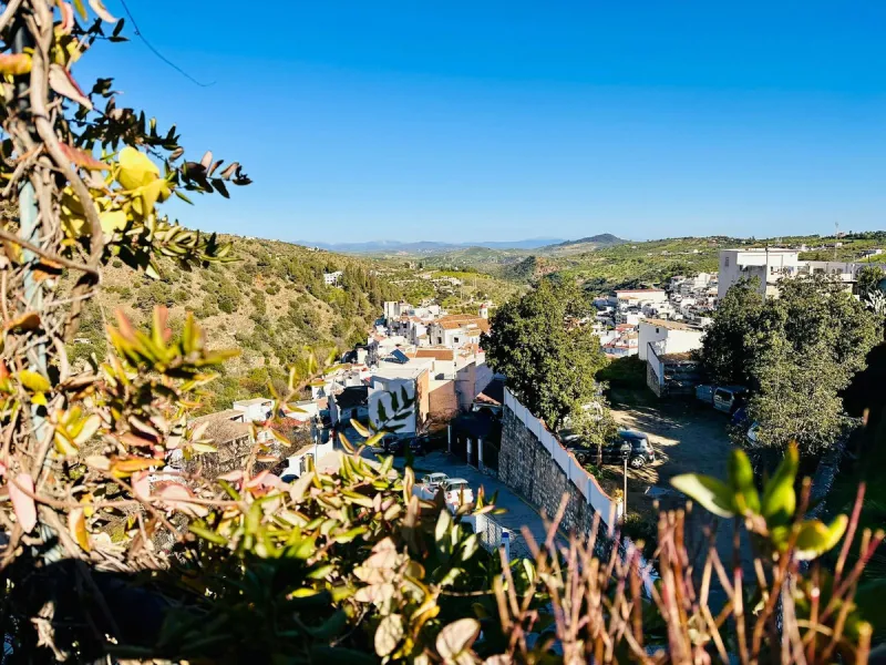Charming Multi-Level Property with Panoramic Mountain Views in Tolox