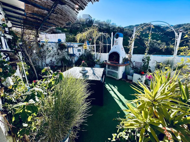 Charming Multi-Level Property with Panoramic Mountain Views in Tolox