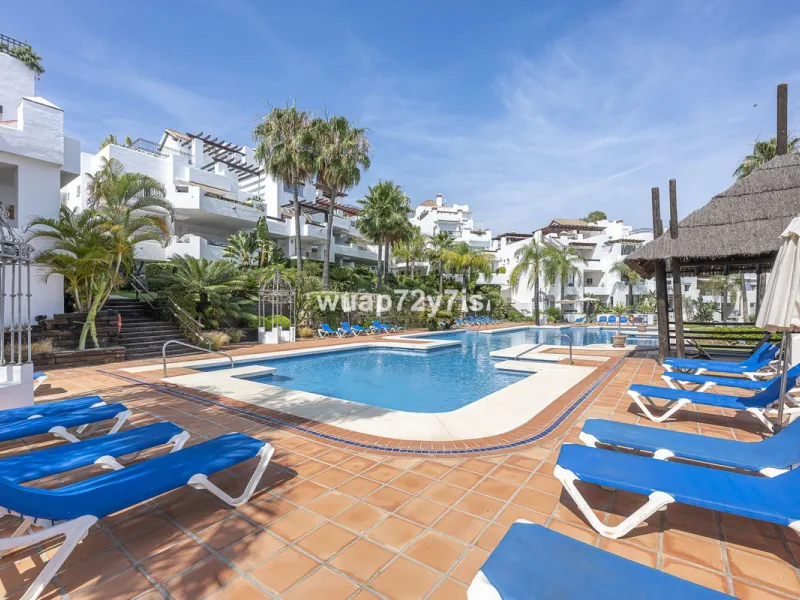 Charming Elevated Ground Floor 3-Bedroom Apartment with Sea and Garden Views – Nueva Andalucía