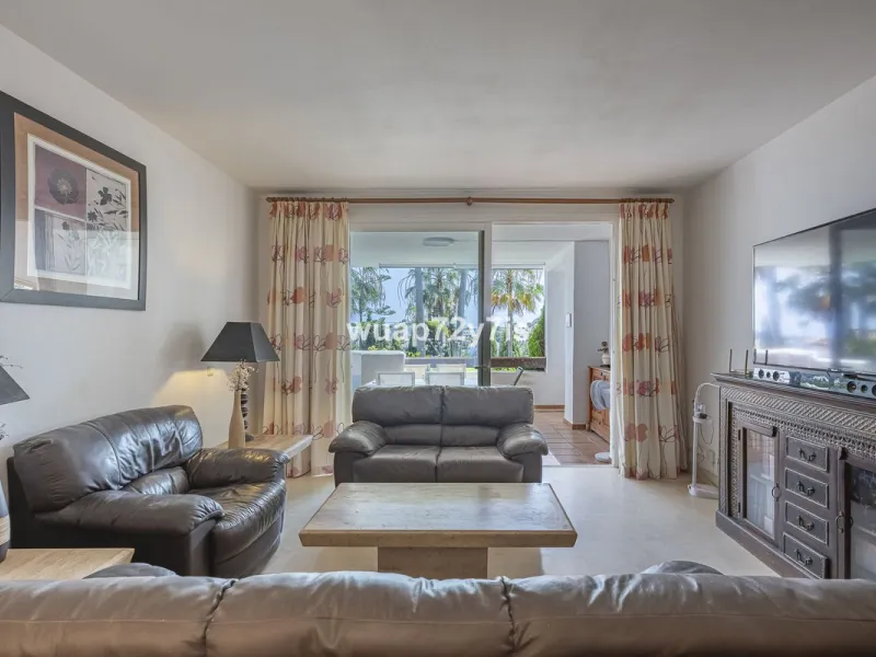 Charming Elevated Ground Floor 3-Bedroom Apartment with Sea and Garden Views – Nueva Andalucía