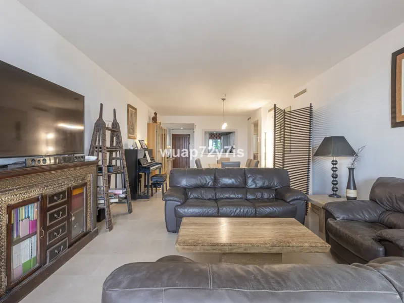 Charming Elevated Ground Floor 3-Bedroom Apartment with Sea and Garden Views – Nueva Andalucía