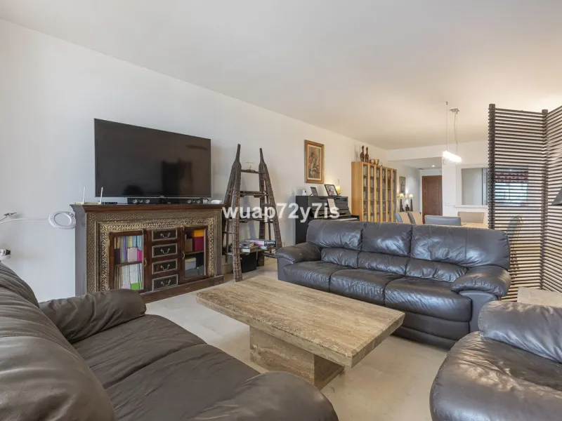 Charming Elevated Ground Floor 3-Bedroom Apartment with Sea and Garden Views – Nueva Andalucía