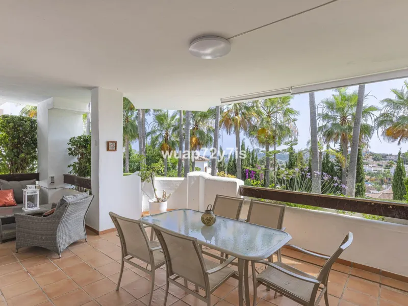 Charming Elevated Ground Floor 3-Bedroom Apartment with Sea and Garden Views – Nueva Andalucía