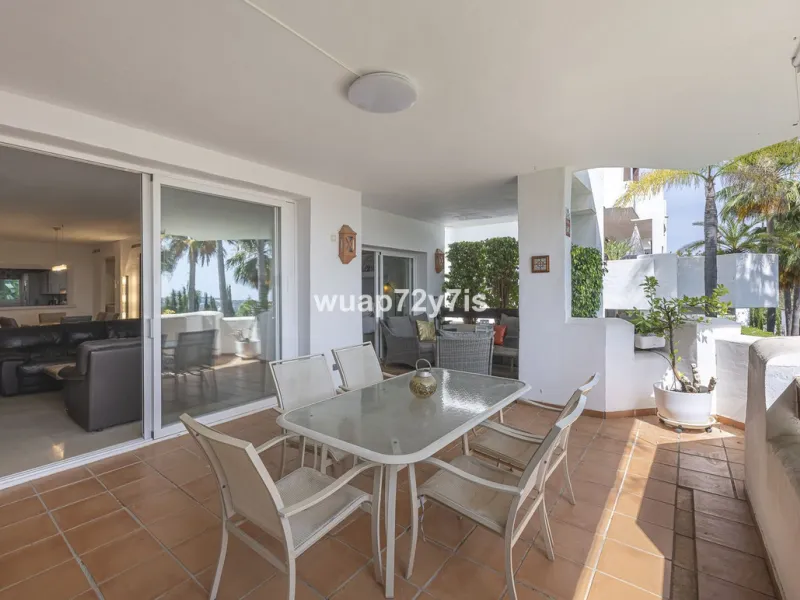 Charming Elevated Ground Floor 3-Bedroom Apartment with Sea and Garden Views – Nueva Andalucía