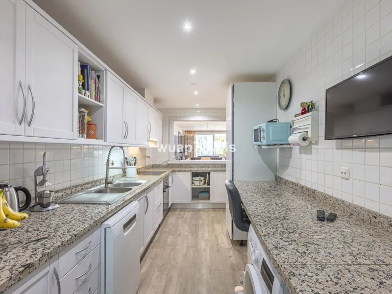 Charming Elevated Ground Floor 3-Bedroom Apartment with Sea and Garden Views – Nueva Andalucía