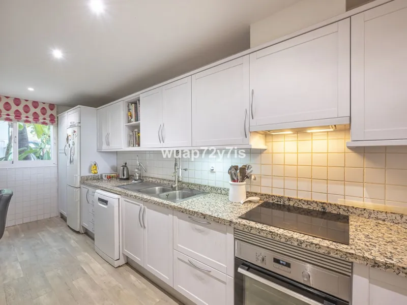 Charming Elevated Ground Floor 3-Bedroom Apartment with Sea and Garden Views – Nueva Andalucía