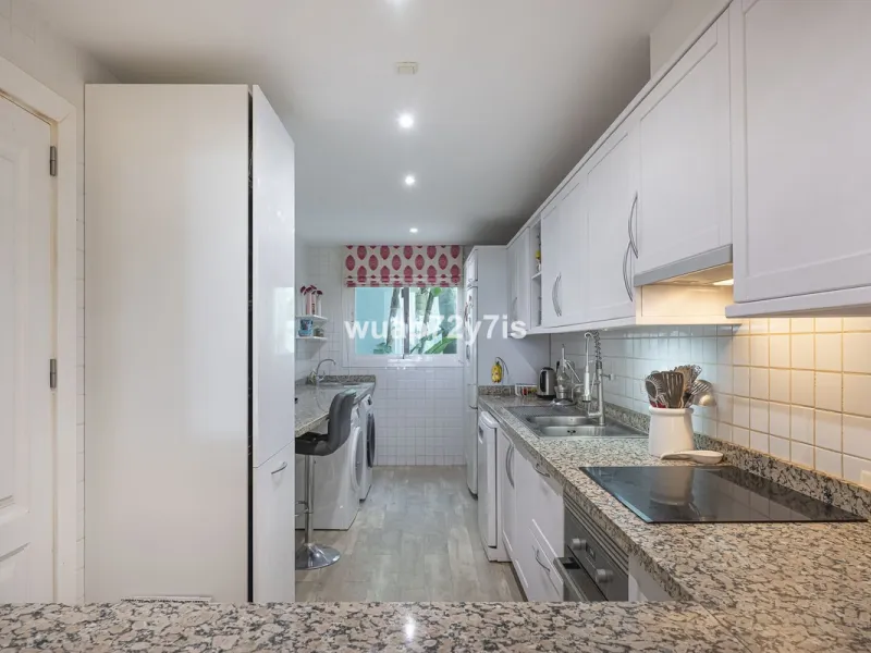 Charming Elevated Ground Floor 3-Bedroom Apartment with Sea and Garden Views – Nueva Andalucía