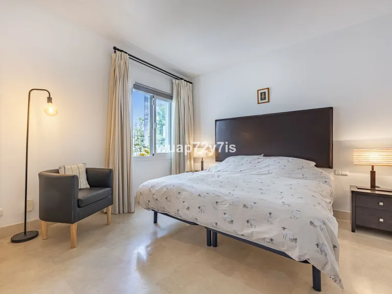 Charming Elevated Ground Floor 3-Bedroom Apartment with Sea and Garden Views – Nueva Andalucía