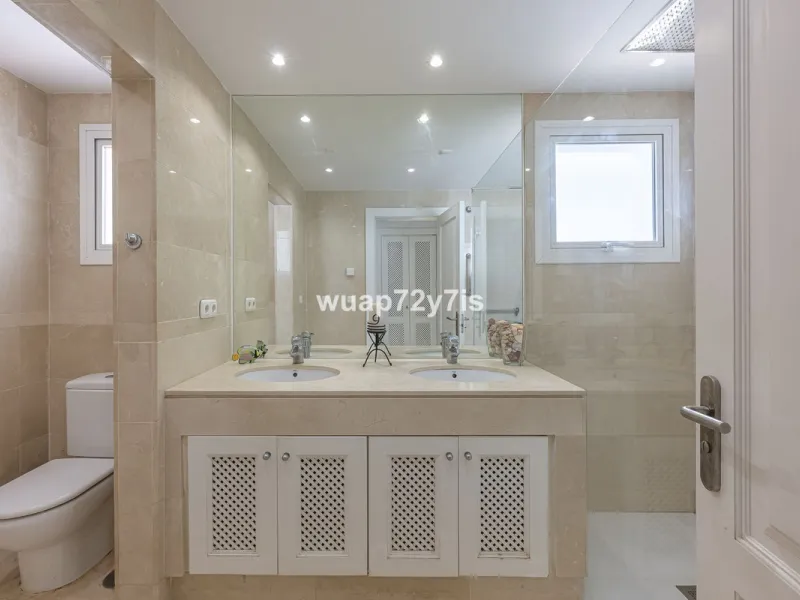 Charming Elevated Ground Floor 3-Bedroom Apartment with Sea and Garden Views – Nueva Andalucía