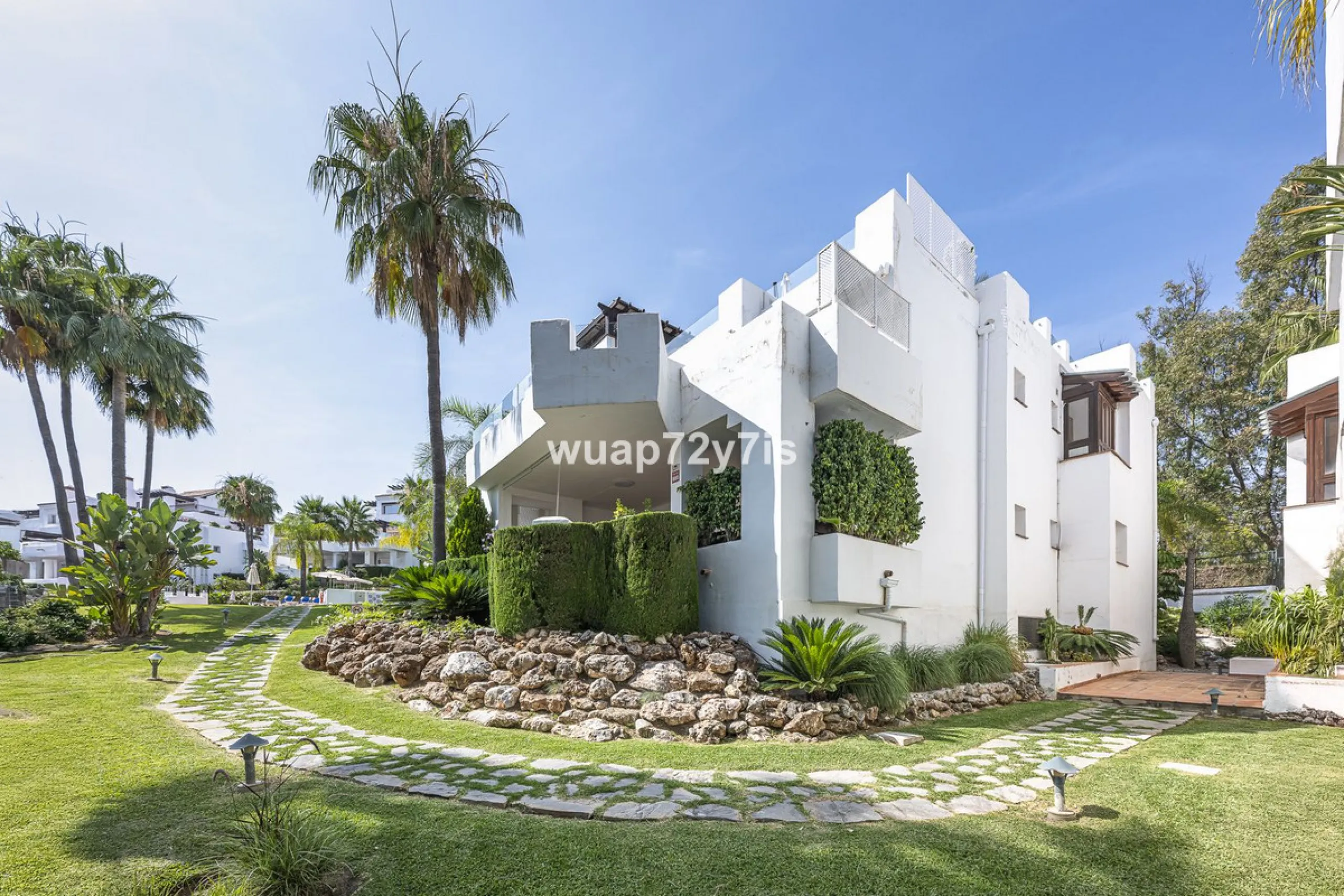 Charming Elevated Ground Floor 3-Bedroom Apartment with Sea and Garden Views – Nueva Andalucía