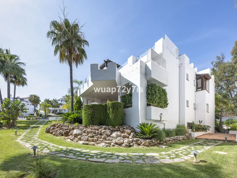 Charming Elevated Ground Floor 3-Bedroom Apartment with Sea and Garden Views – Nueva Andalucía