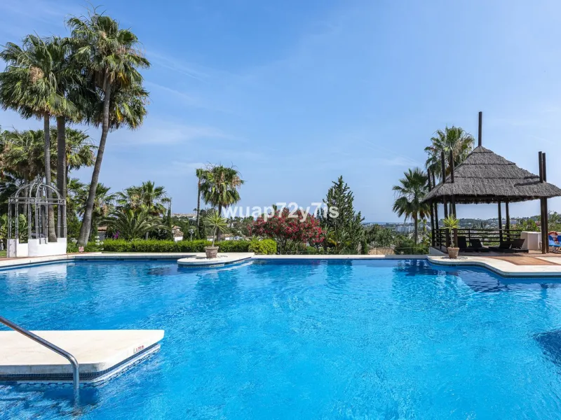 Charming Elevated Ground Floor 3-Bedroom Apartment with Sea and Garden Views – Nueva Andalucía