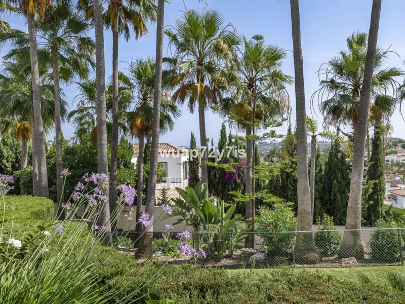 Charming Elevated Ground Floor 3-Bedroom Apartment with Sea and Garden Views – Nueva Andalucía