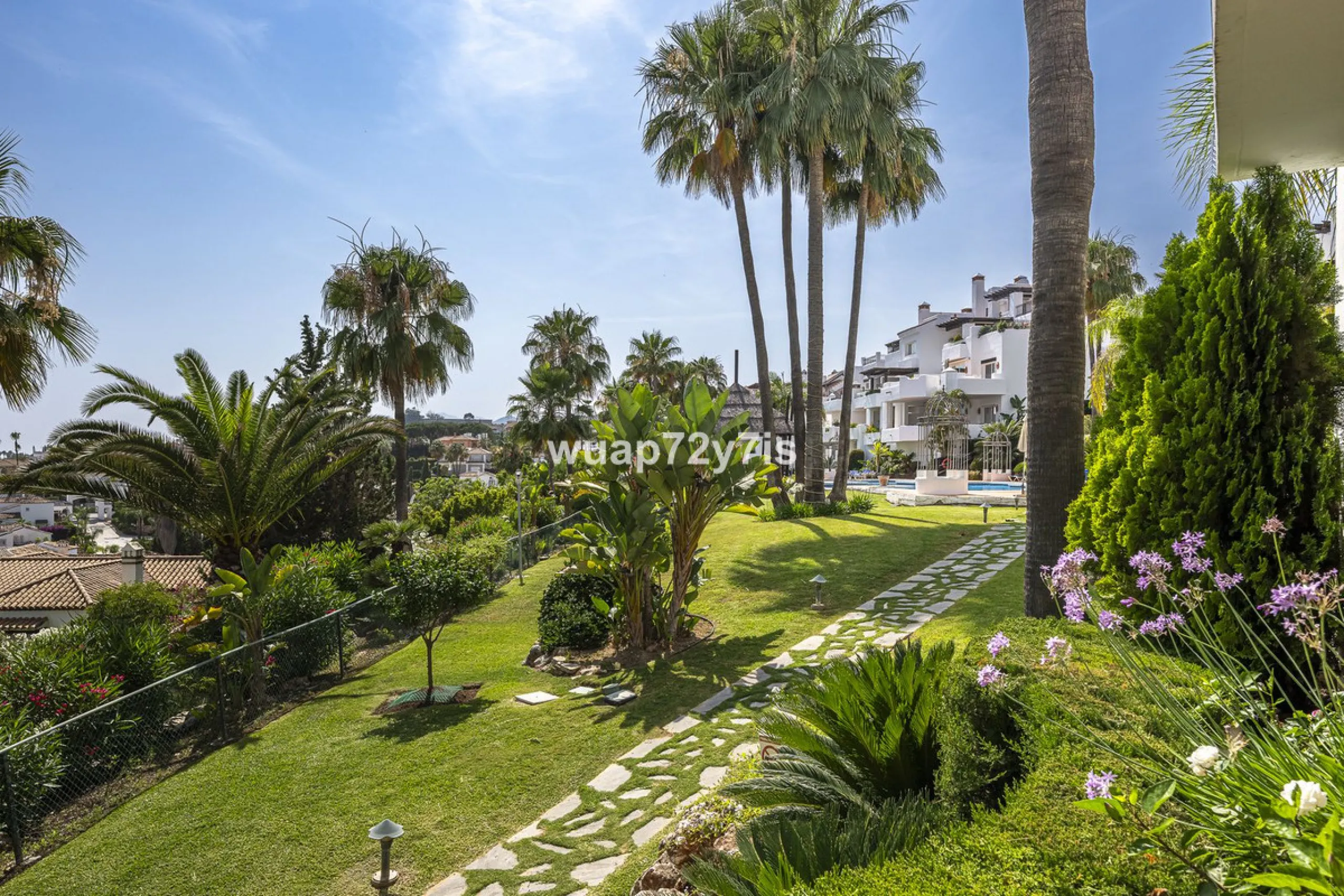 Charming Elevated Ground Floor 3-Bedroom Apartment with Sea and Garden Views – Nueva Andalucía