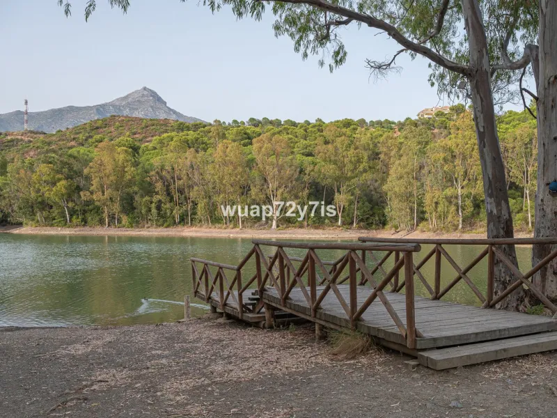 Charming Elevated Ground Floor 3-Bedroom Apartment with Sea and Garden Views – Nueva Andalucía