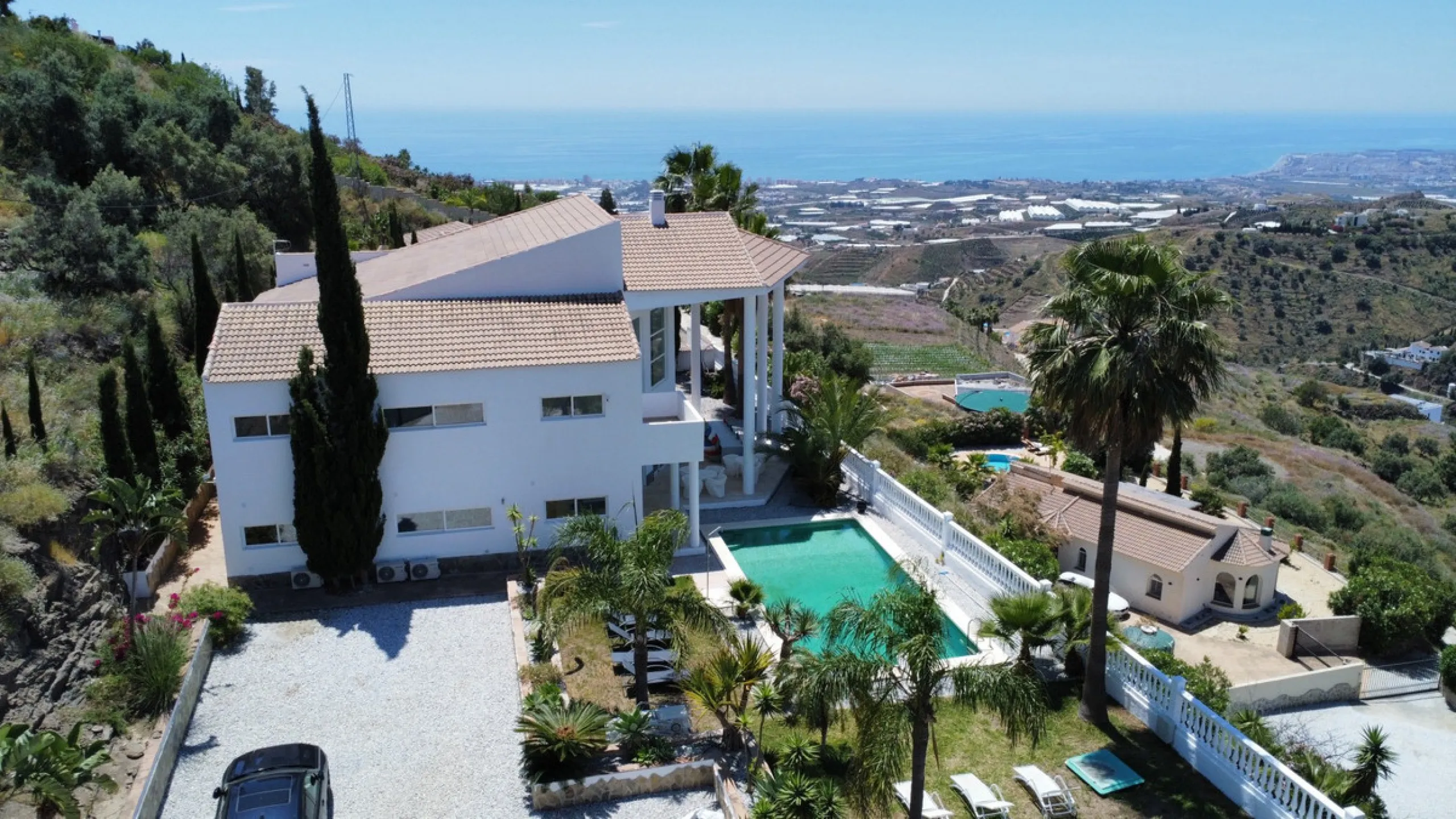 This impressive villa in Málaga, Spain, offers a harmonious blend of space, luxury, and modern design. Spanning 395.8 m2 across two floors, the property boasts 7 bedrooms and 5 bathrooms, making it ideal for large families or those who love to entertain. 