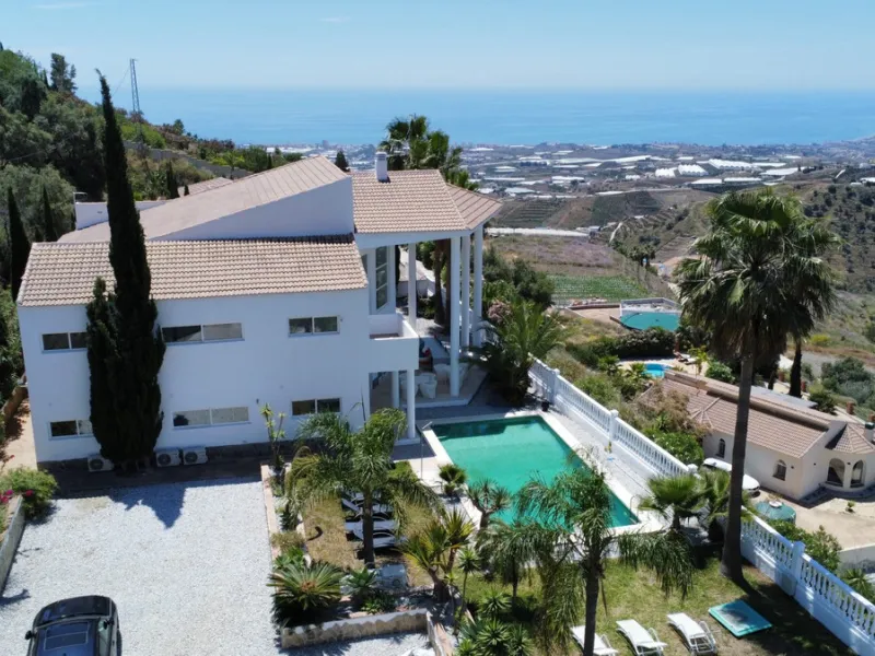 This impressive villa in Málaga, Spain, offers a harmonious blend of space, luxury, and modern design. Spanning 395.8 m2 across two floors, the property boasts 7 bedrooms and 5 bathrooms, making it ideal for large families or those who love to entertain. 