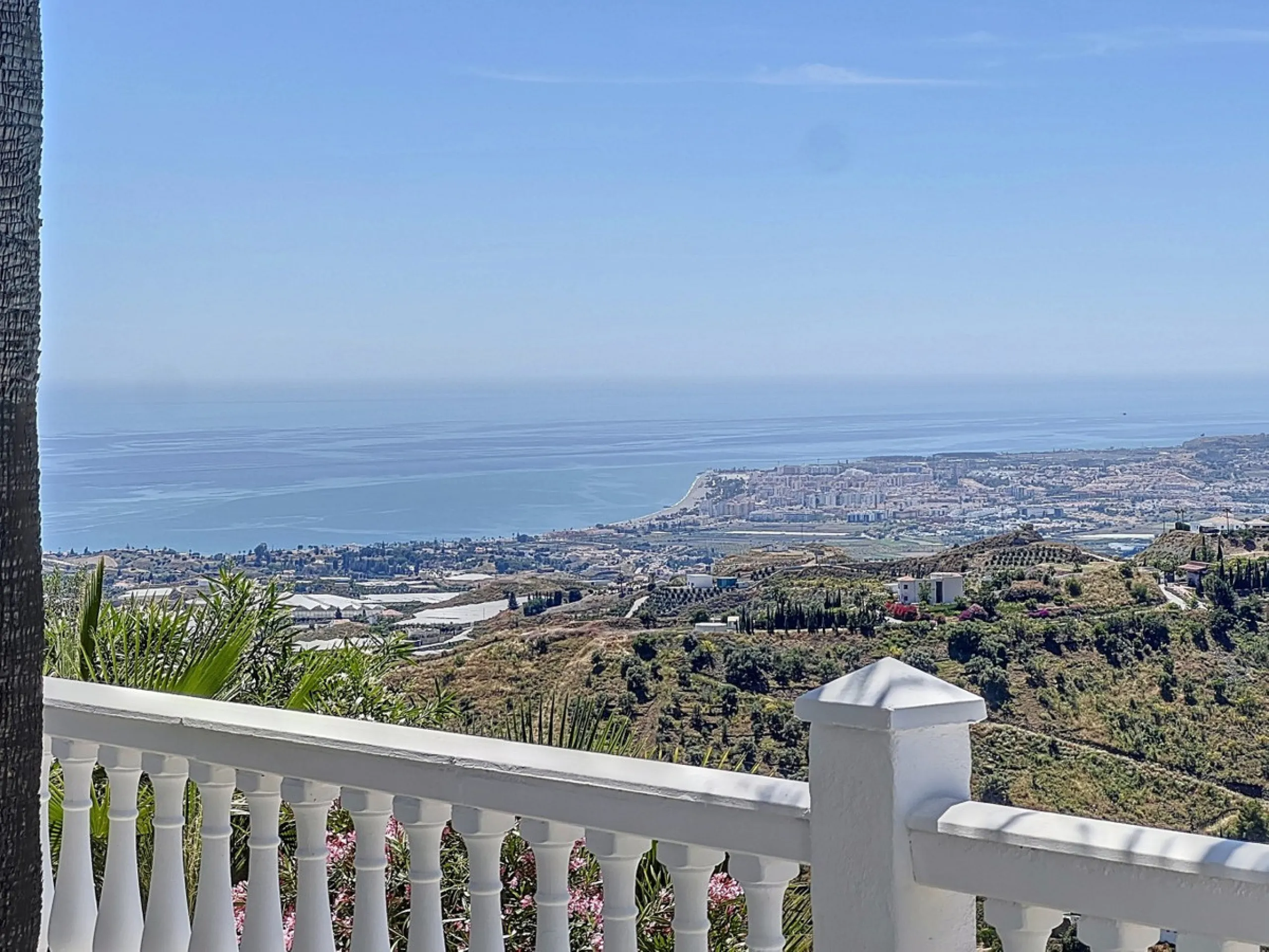 This impressive villa in Málaga, Spain, offers a harmonious blend of space, luxury, and modern design. Spanning 395.8 m2 across two floors, the property boasts 7 bedrooms and 5 bathrooms, making it ideal for large families or those who love to entertain. 
