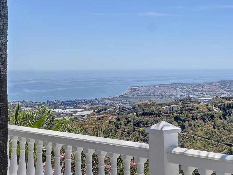 This impressive villa in Málaga, Spain, offers a harmonious blend of space, luxury, and modern design. Spanning 395.8 m2 across two floors, the property boasts 7 bedrooms and 5 bathrooms, making it ideal for large families or those who love to entertain. 