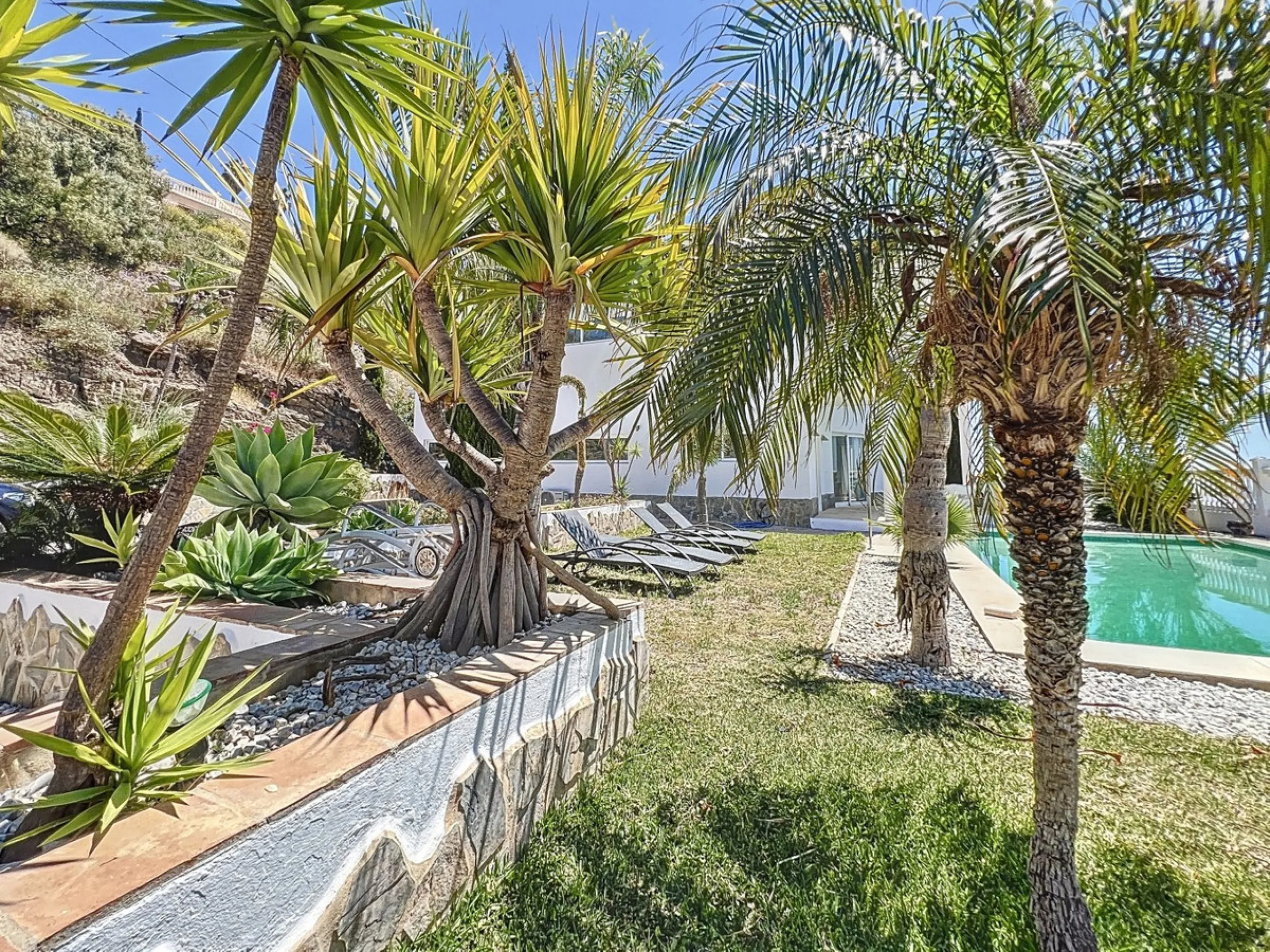 This impressive villa in Málaga, Spain, offers a harmonious blend of space, luxury, and modern design. Spanning 395.8 m2 across two floors, the property boasts 7 bedrooms and 5 bathrooms, making it ideal for large families or those who love to entertain. 