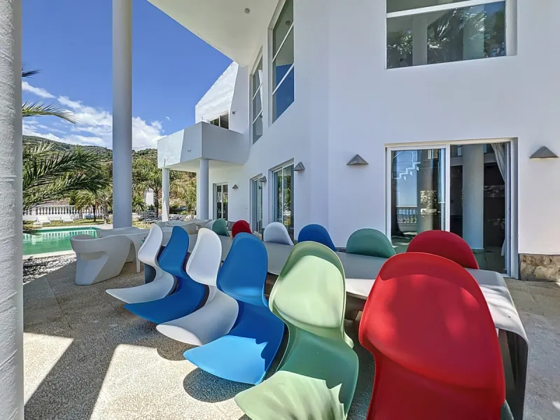 This impressive villa in Málaga, Spain, offers a harmonious blend of space, luxury, and modern design. Spanning 395.8 m2 across two floors, the property boasts 7 bedrooms and 5 bathrooms, making it ideal for large families or those who love to entertain. 