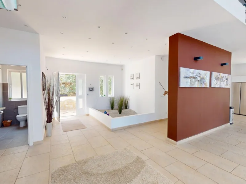 This impressive villa in Málaga, Spain, offers a harmonious blend of space, luxury, and modern design. Spanning 395.8 m2 across two floors, the property boasts 7 bedrooms and 5 bathrooms, making it ideal for large families or those who love to entertain. 