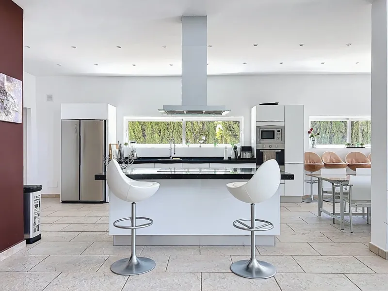 This impressive villa in Málaga, Spain, offers a harmonious blend of space, luxury, and modern design. Spanning 395.8 m2 across two floors, the property boasts 7 bedrooms and 5 bathrooms, making it ideal for large families or those who love to entertain. 