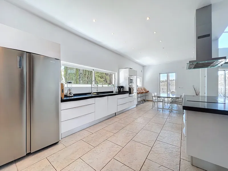 This impressive villa in Málaga, Spain, offers a harmonious blend of space, luxury, and modern design. Spanning 395.8 m2 across two floors, the property boasts 7 bedrooms and 5 bathrooms, making it ideal for large families or those who love to entertain. 