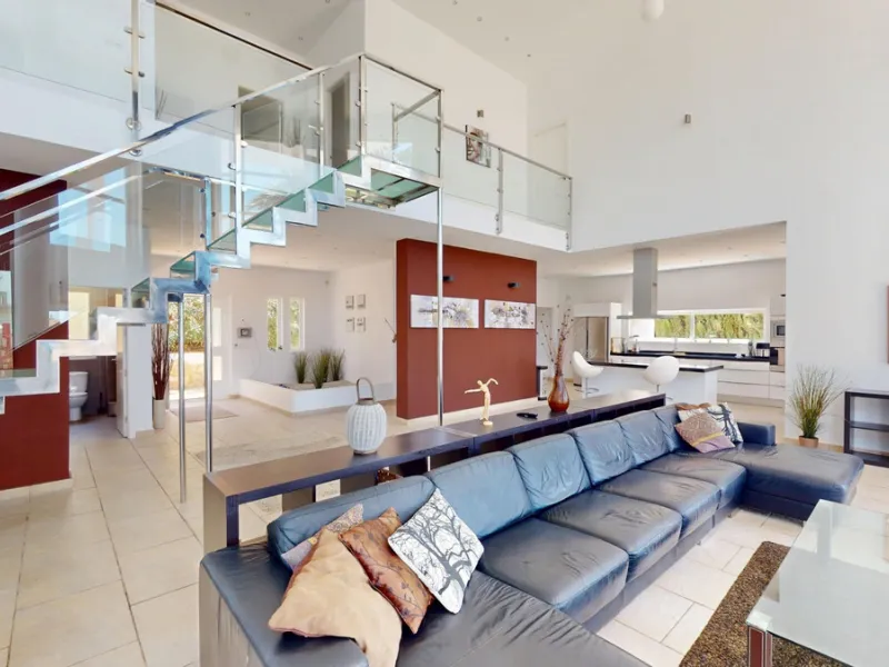 This impressive villa in Málaga, Spain, offers a harmonious blend of space, luxury, and modern design. Spanning 395.8 m2 across two floors, the property boasts 7 bedrooms and 5 bathrooms, making it ideal for large families or those who love to entertain. 