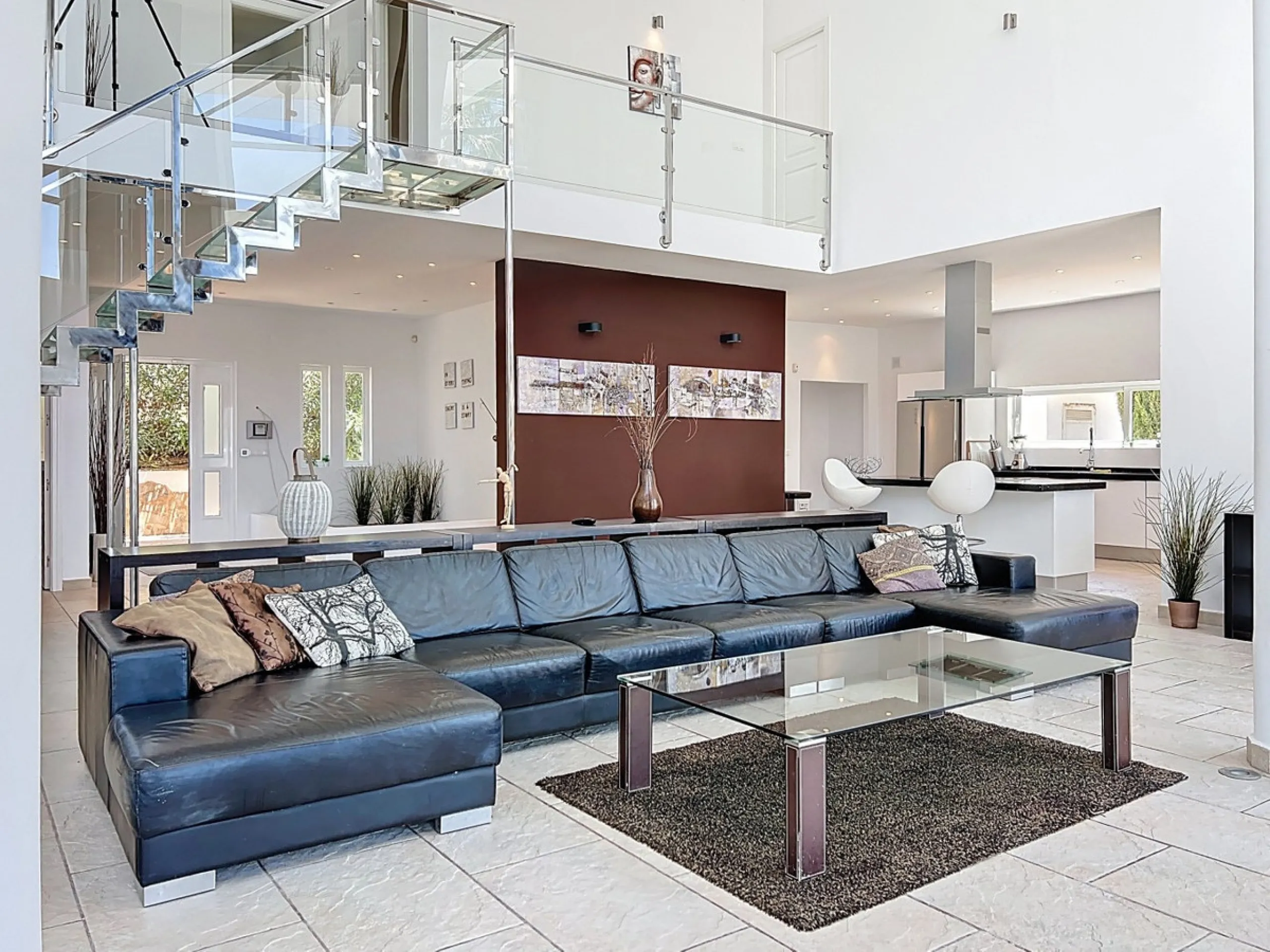 This impressive villa in Málaga, Spain, offers a harmonious blend of space, luxury, and modern design. Spanning 395.8 m2 across two floors, the property boasts 7 bedrooms and 5 bathrooms, making it ideal for large families or those who love to entertain. 
