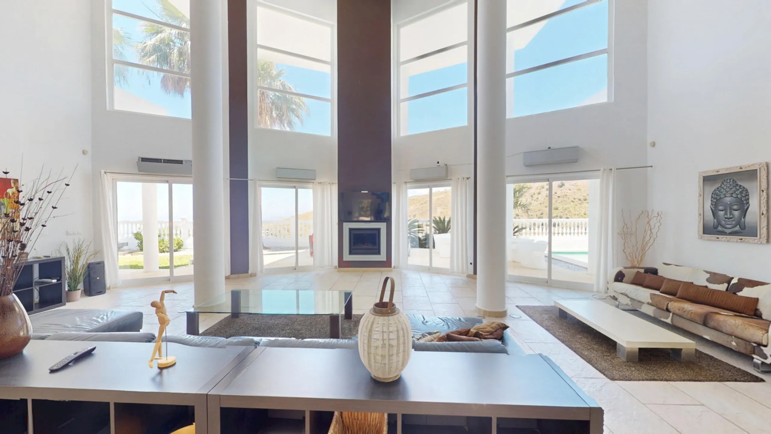 This impressive villa in Málaga, Spain, offers a harmonious blend of space, luxury, and modern design. Spanning 395.8 m2 across two floors, the property boasts 7 bedrooms and 5 bathrooms, making it ideal for large families or those who love to entertain. 