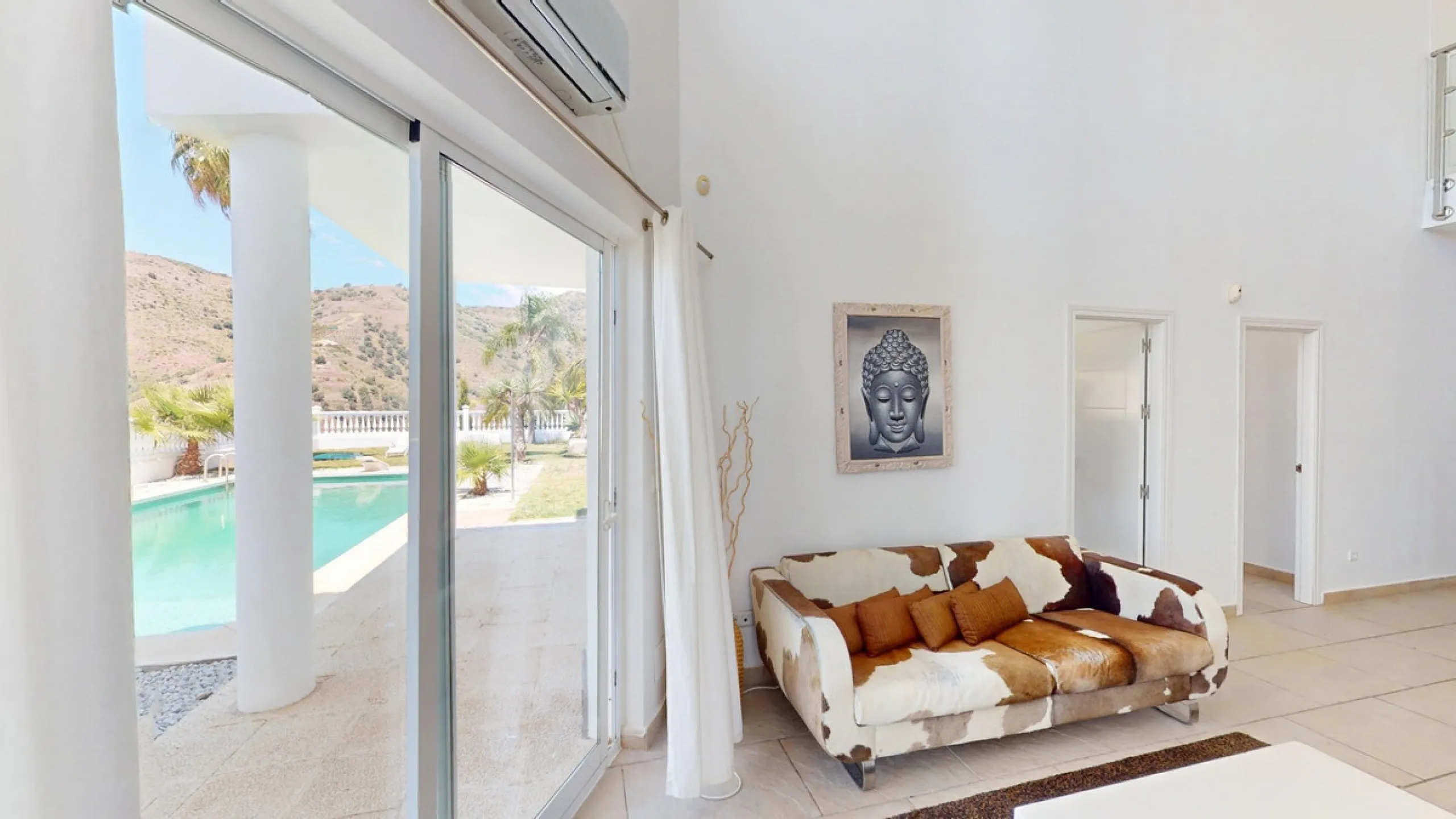 This impressive villa in Málaga, Spain, offers a harmonious blend of space, luxury, and modern design. Spanning 395.8 m2 across two floors, the property boasts 7 bedrooms and 5 bathrooms, making it ideal for large families or those who love to entertain. 