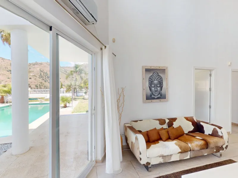 This impressive villa in Málaga, Spain, offers a harmonious blend of space, luxury, and modern design. Spanning 395.8 m2 across two floors, the property boasts 7 bedrooms and 5 bathrooms, making it ideal for large families or those who love to entertain. 