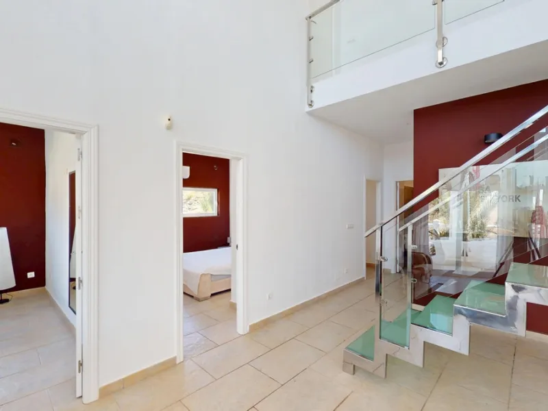 This impressive villa in Málaga, Spain, offers a harmonious blend of space, luxury, and modern design. Spanning 395.8 m2 across two floors, the property boasts 7 bedrooms and 5 bathrooms, making it ideal for large families or those who love to entertain. 