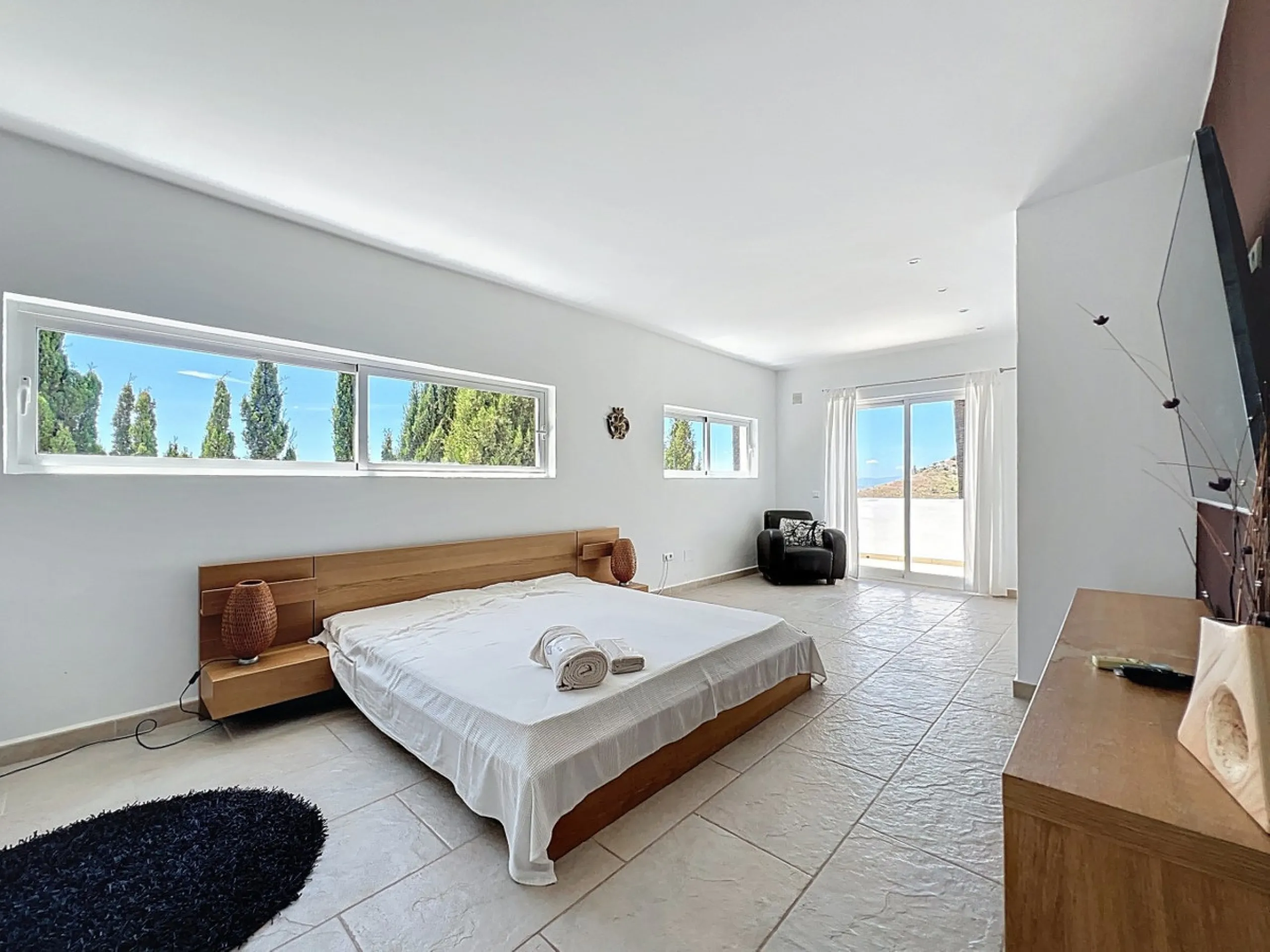 This impressive villa in Málaga, Spain, offers a harmonious blend of space, luxury, and modern design. Spanning 395.8 m2 across two floors, the property boasts 7 bedrooms and 5 bathrooms, making it ideal for large families or those who love to entertain. 