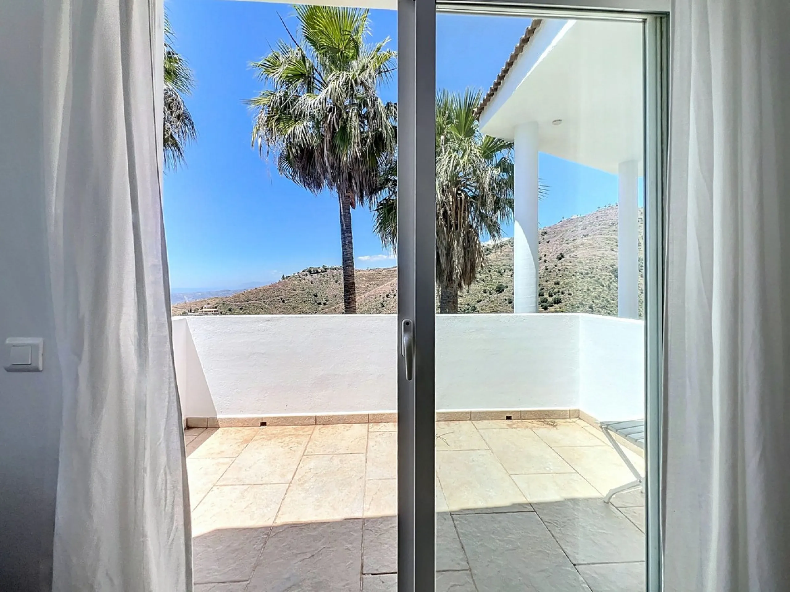 This impressive villa in Málaga, Spain, offers a harmonious blend of space, luxury, and modern design. Spanning 395.8 m2 across two floors, the property boasts 7 bedrooms and 5 bathrooms, making it ideal for large families or those who love to entertain. 