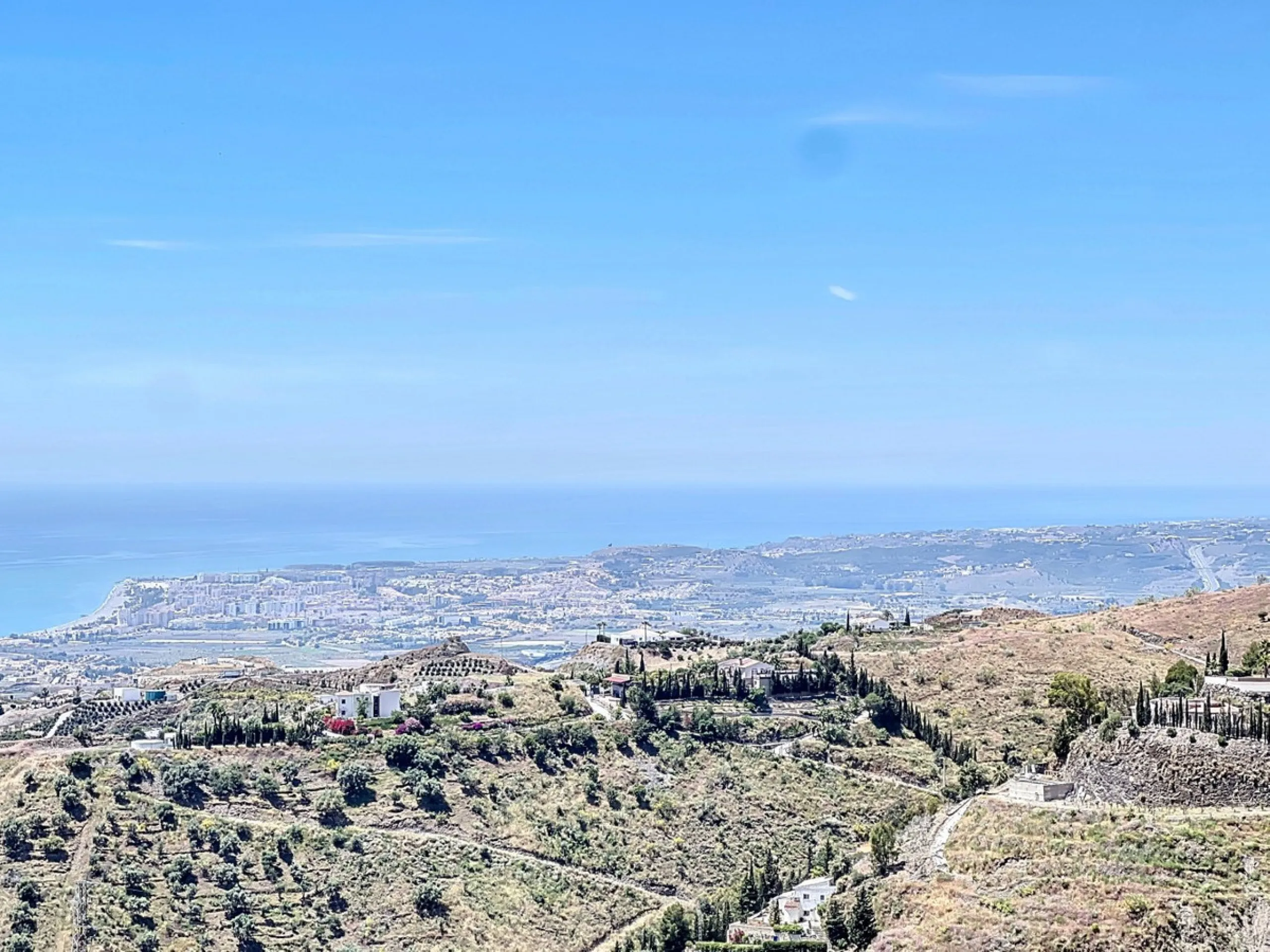 This impressive villa in Málaga, Spain, offers a harmonious blend of space, luxury, and modern design. Spanning 395.8 m2 across two floors, the property boasts 7 bedrooms and 5 bathrooms, making it ideal for large families or those who love to entertain. 