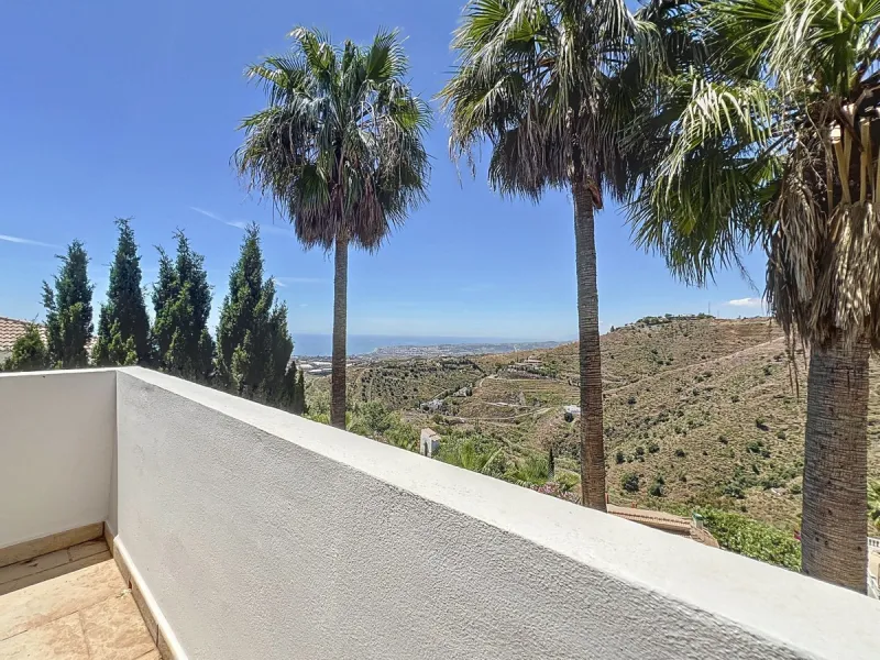 This impressive villa in Málaga, Spain, offers a harmonious blend of space, luxury, and modern design. Spanning 395.8 m2 across two floors, the property boasts 7 bedrooms and 5 bathrooms, making it ideal for large families or those who love to entertain. 
