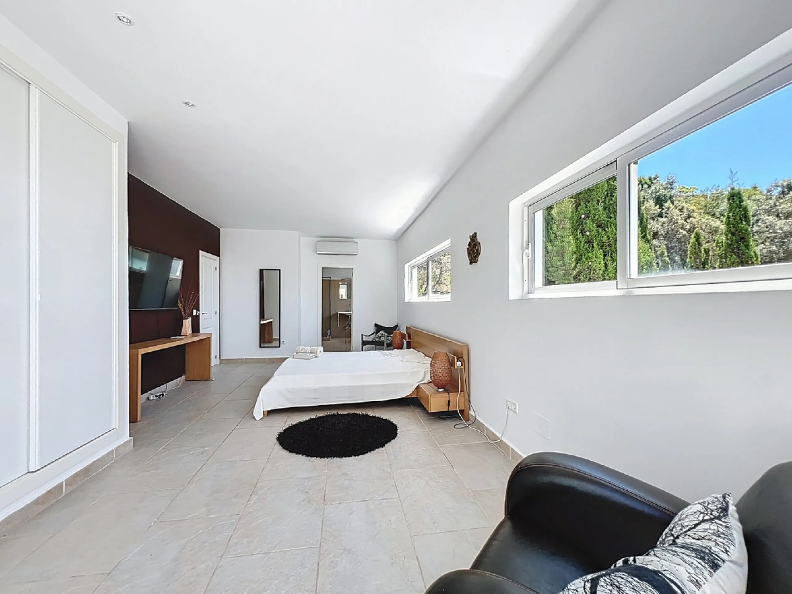 This impressive villa in Málaga, Spain, offers a harmonious blend of space, luxury, and modern design. Spanning 395.8 m2 across two floors, the property boasts 7 bedrooms and 5 bathrooms, making it ideal for large families or those who love to entertain. 