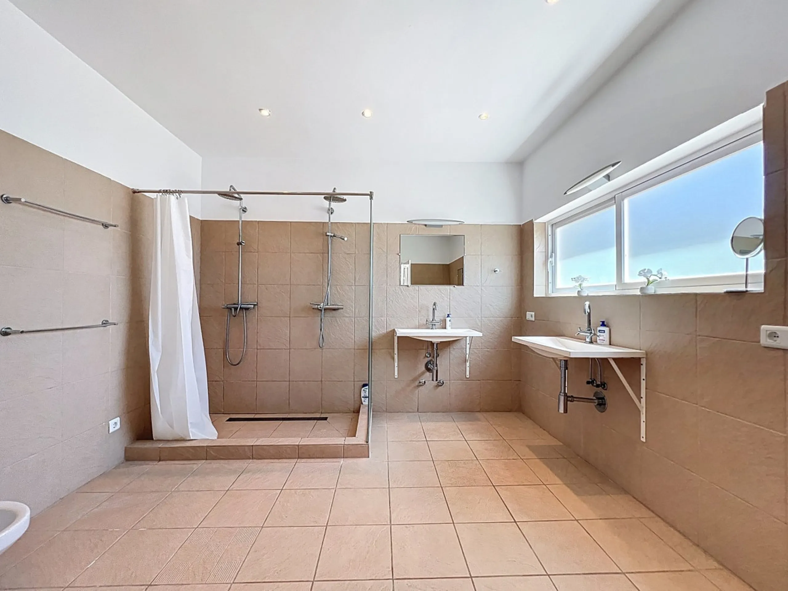 This impressive villa in Málaga, Spain, offers a harmonious blend of space, luxury, and modern design. Spanning 395.8 m2 across two floors, the property boasts 7 bedrooms and 5 bathrooms, making it ideal for large families or those who love to entertain. 