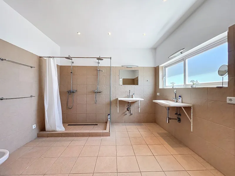 This impressive villa in Málaga, Spain, offers a harmonious blend of space, luxury, and modern design. Spanning 395.8 m2 across two floors, the property boasts 7 bedrooms and 5 bathrooms, making it ideal for large families or those who love to entertain. 