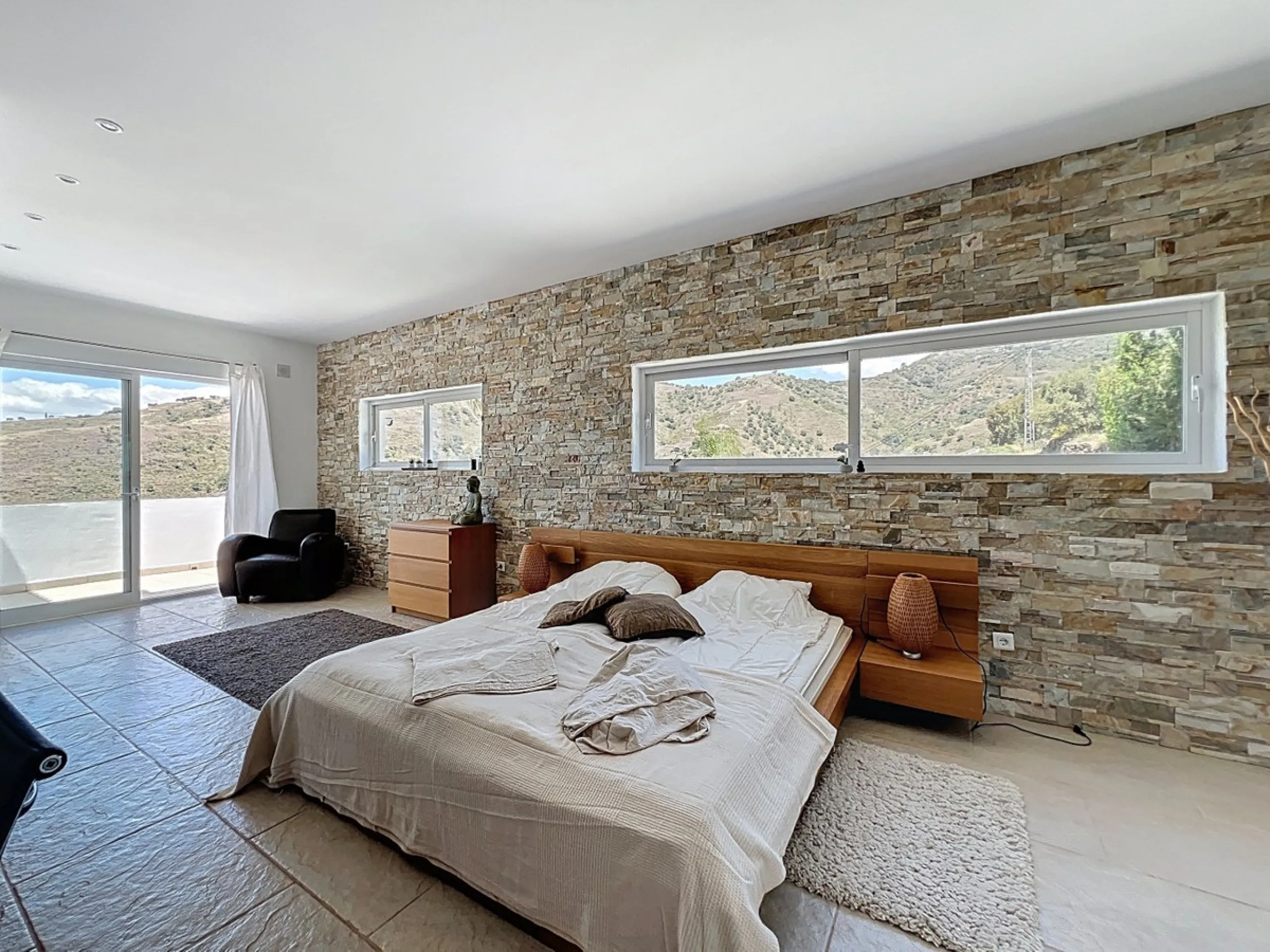 This impressive villa in Málaga, Spain, offers a harmonious blend of space, luxury, and modern design. Spanning 395.8 m2 across two floors, the property boasts 7 bedrooms and 5 bathrooms, making it ideal for large families or those who love to entertain. 