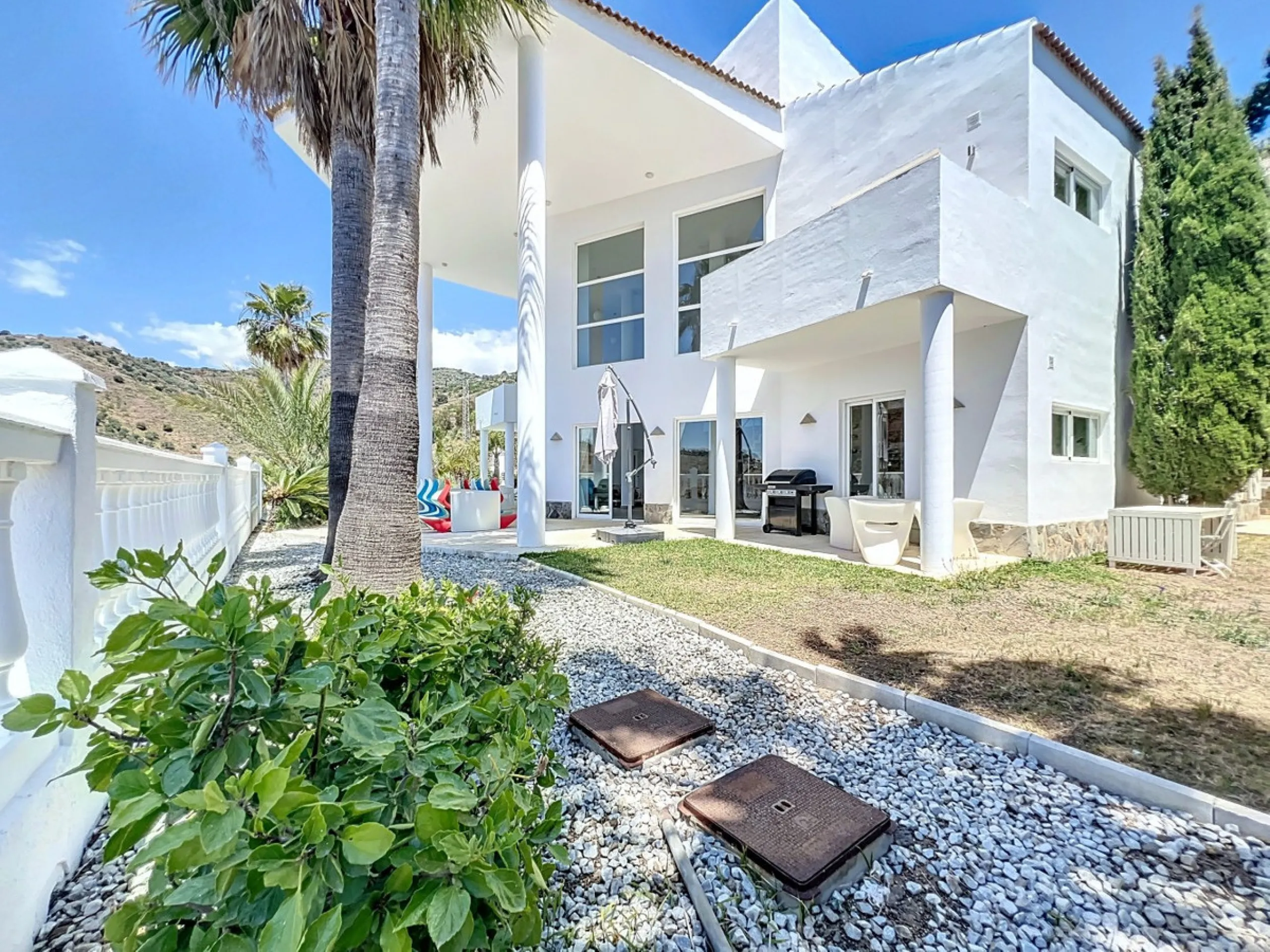 This impressive villa in Málaga, Spain, offers a harmonious blend of space, luxury, and modern design. Spanning 395.8 m2 across two floors, the property boasts 7 bedrooms and 5 bathrooms, making it ideal for large families or those who love to entertain. 