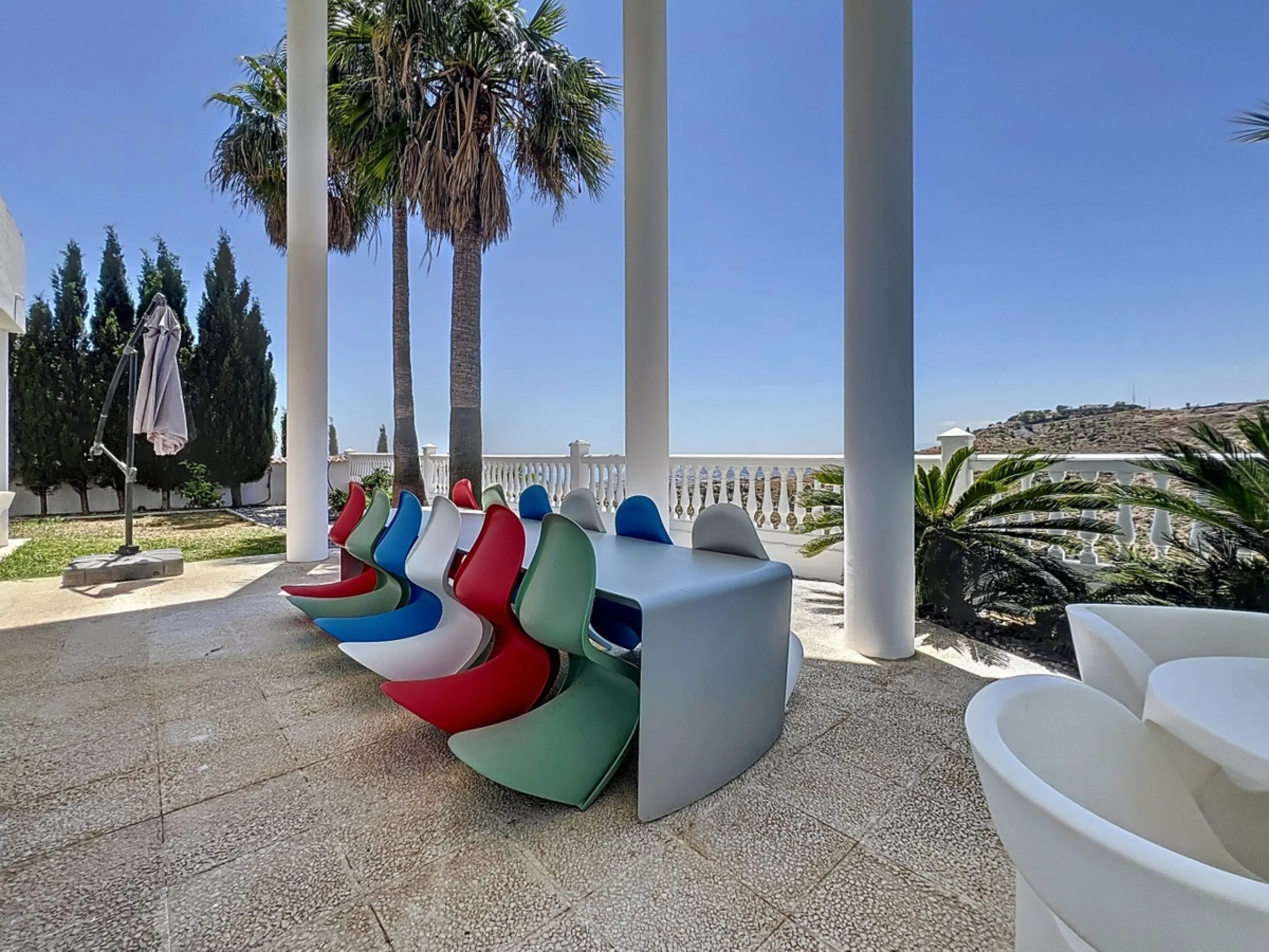 This impressive villa in Málaga, Spain, offers a harmonious blend of space, luxury, and modern design. Spanning 395.8 m2 across two floors, the property boasts 7 bedrooms and 5 bathrooms, making it ideal for large families or those who love to entertain. 