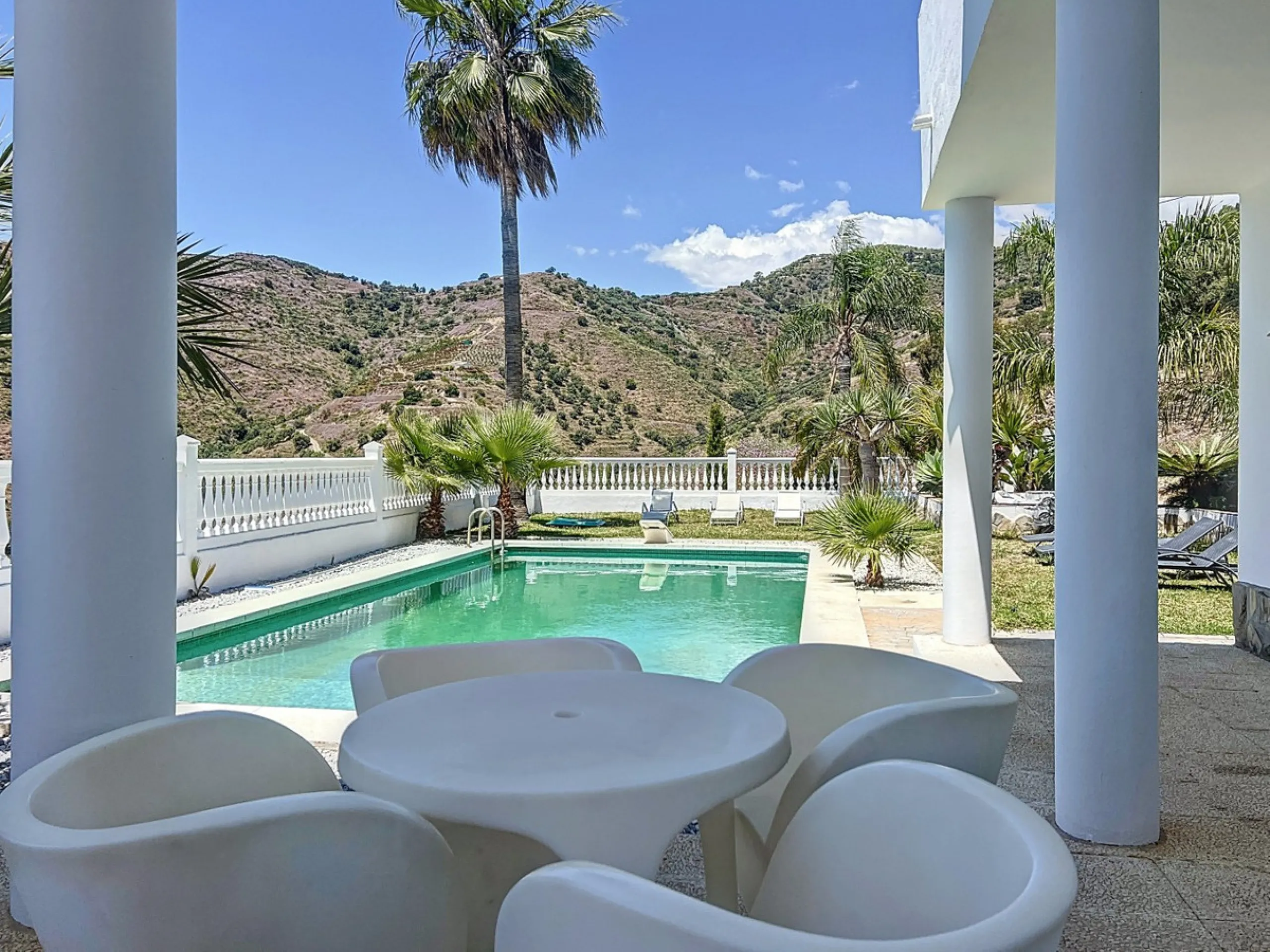 This impressive villa in Málaga, Spain, offers a harmonious blend of space, luxury, and modern design. Spanning 395.8 m2 across two floors, the property boasts 7 bedrooms and 5 bathrooms, making it ideal for large families or those who love to entertain. 