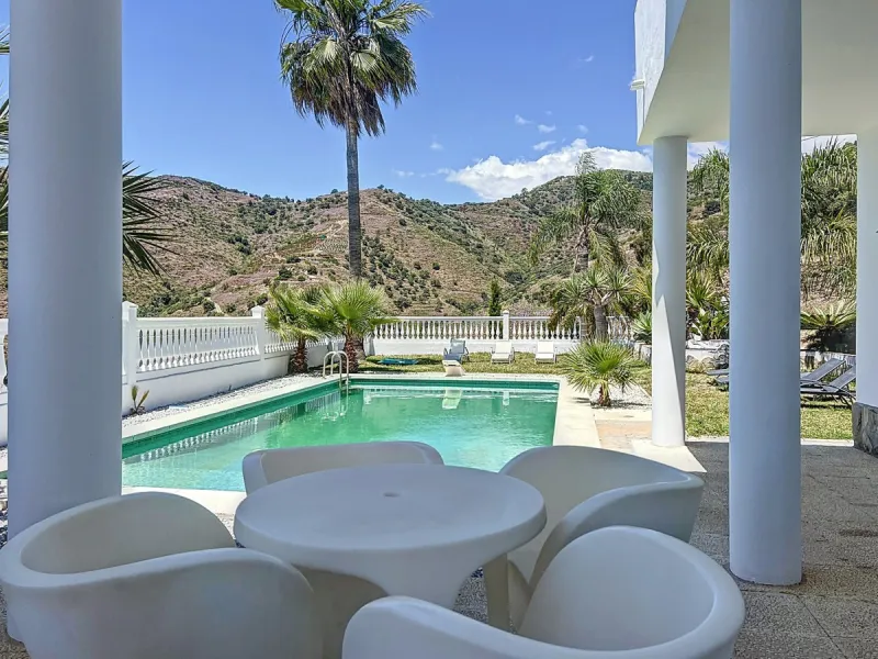 This impressive villa in Málaga, Spain, offers a harmonious blend of space, luxury, and modern design. Spanning 395.8 m2 across two floors, the property boasts 7 bedrooms and 5 bathrooms, making it ideal for large families or those who love to entertain. 