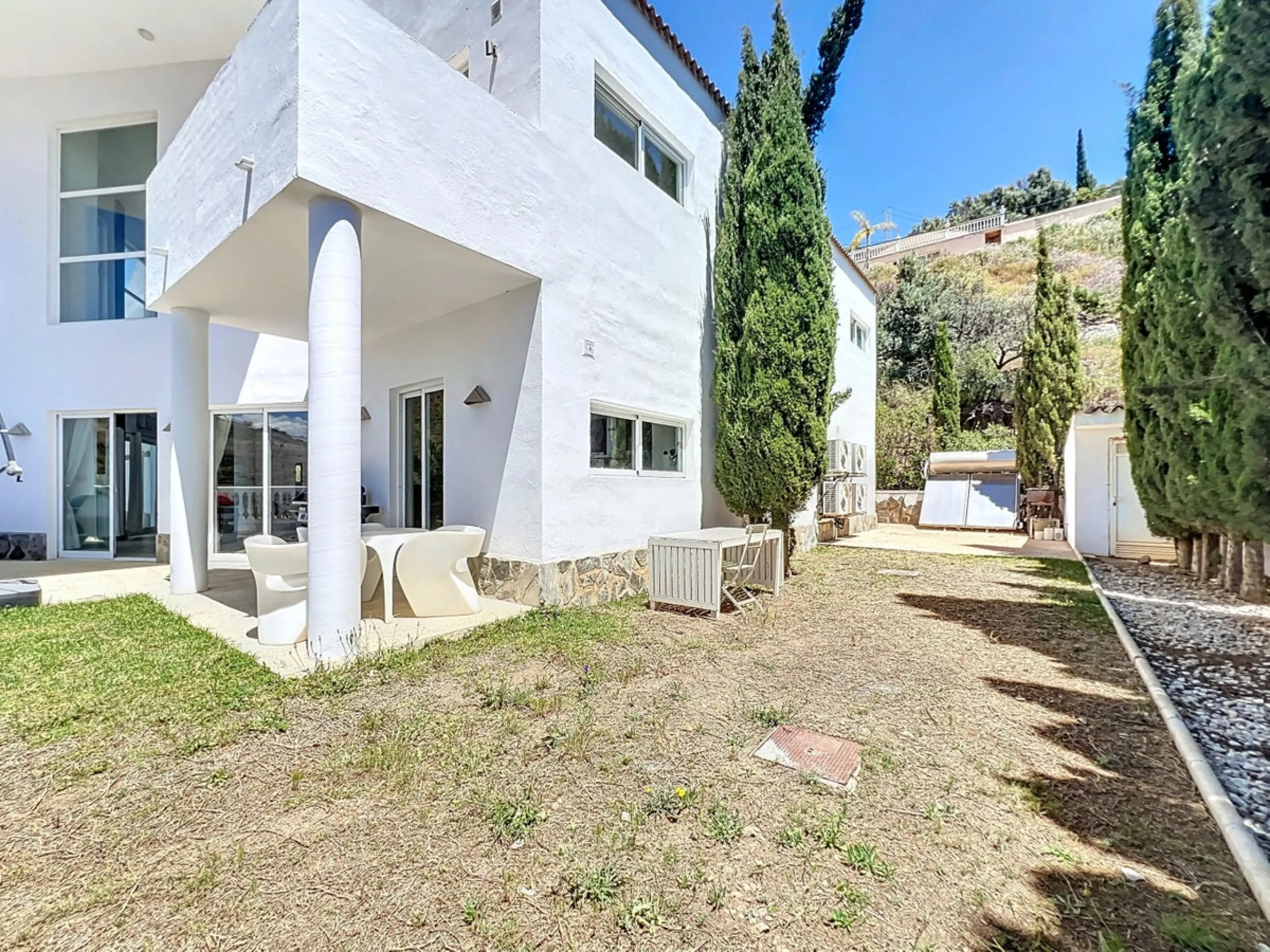 This impressive villa in Málaga, Spain, offers a harmonious blend of space, luxury, and modern design. Spanning 395.8 m2 across two floors, the property boasts 7 bedrooms and 5 bathrooms, making it ideal for large families or those who love to entertain. 