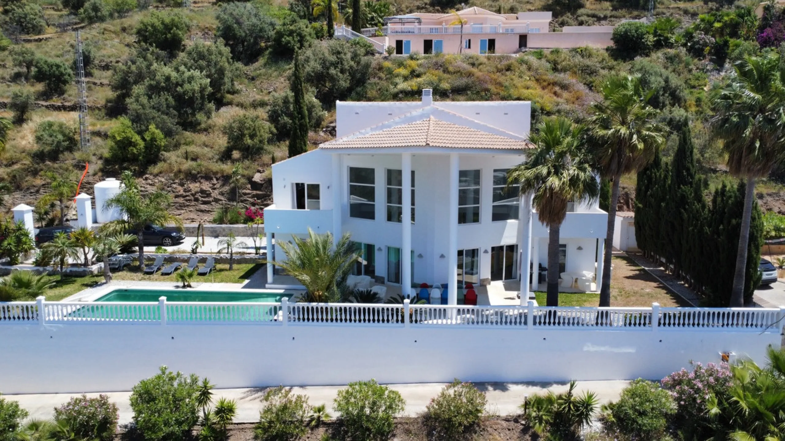 This impressive villa in Málaga, Spain, offers a harmonious blend of space, luxury, and modern design. Spanning 395.8 m2 across two floors, the property boasts 7 bedrooms and 5 bathrooms, making it ideal for large families or those who love to entertain. 